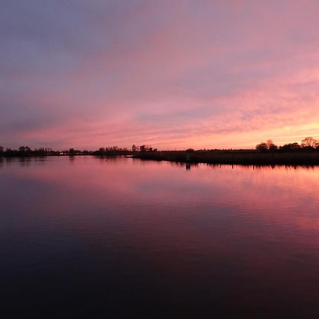 Mooi Vakantiehuis Prachtig Gelegen Aan Het Water Rijpwetering Exteriér fotografie