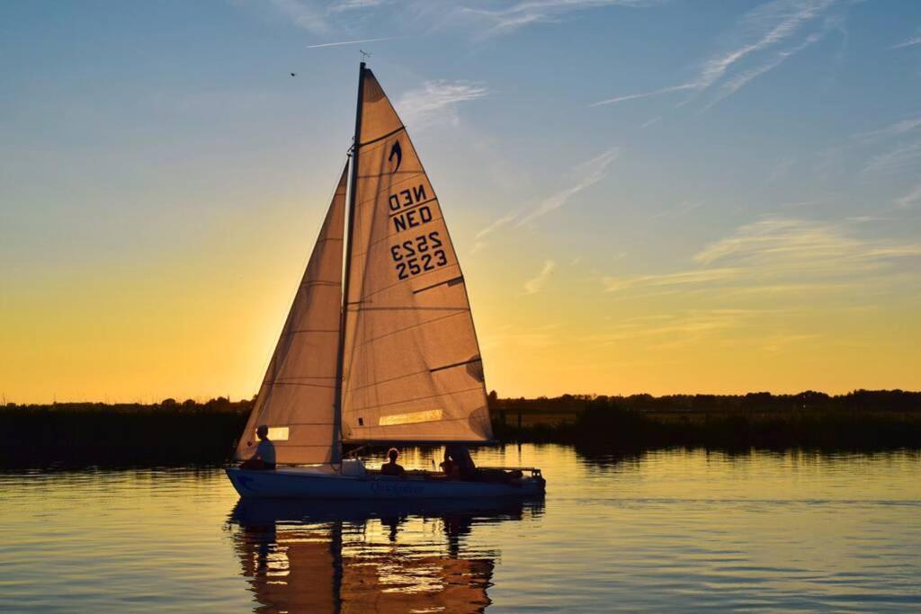 Mooi Vakantiehuis Prachtig Gelegen Aan Het Water Rijpwetering Exteriér fotografie